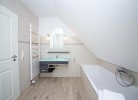 Badezimmer mit Badewanne
